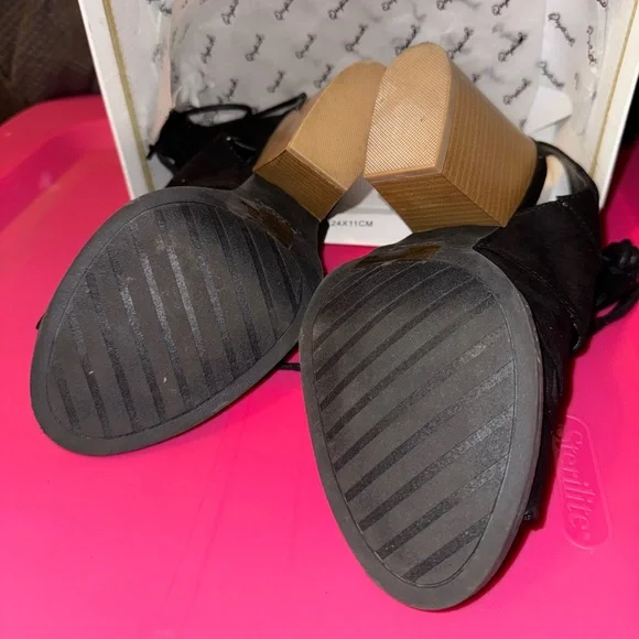 Heels - Picture 4 of 5